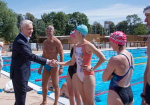 Мэр Москвы Сергей Собянин осмотрел новый летний бассейн, открытый в "Лужниках"