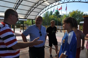 Алексей Челышев знакомится с юными спортсменами-городошниками