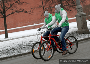 Участники первого зимнего московского велопарада