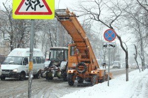 Улицы района Братеево расчищают МТЗ со щетками, снегоуборочные машины и снегопогрузчики