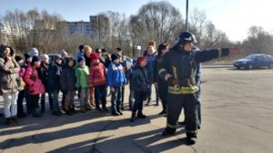Школьники района Братеево на экскурсии по пожарной части