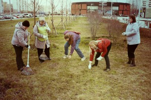 Жители района Братеево на субботнике в прошлом году