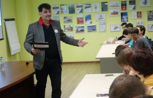 Владимир Вишневский прочитал текст «Тотального диктанта» в Центре молодежного парламентаризма
