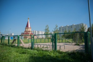 Площадка для выгула собак в парке в пойме реки Городни