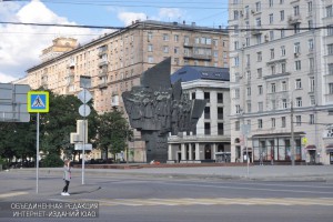Памятник у  станции метро "Автозаводская"