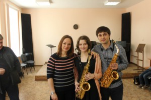 Мария Немцова (слева) и Виталий Ватуля (справа) с ученицей на мастер-классе
