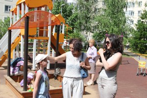 Ольга Митина разговаривает на детской площадке