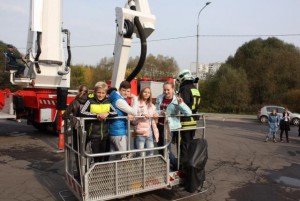 Школьники района Братеево посетили местную пожарную часть