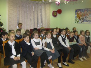 Юные жители района на новогодней встрече в библиотеки на Ключевой