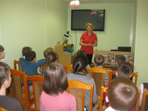 Елена Хрусталёва на встрече с ребятами в библиотеке на Ключевой