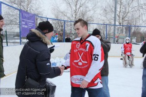 Награждение провел ветеран хоккея Александр Голиков