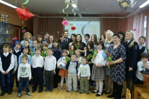 Сотрудники УВД по ЮАО поздравили преподавателей и воспитанников Центра поддержки семьи и детства с 8 марта