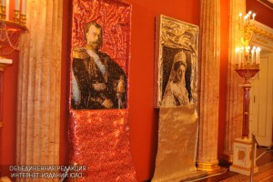 Художник из Греции показал жителям ЮАО алюминиевые портреты Романовых