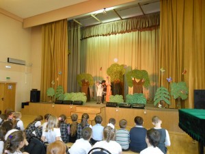 Школьники на спектакле творческого коллектива "Звёздочка"
