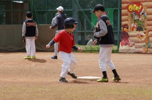 Дети играют в бейсбол в Братееве