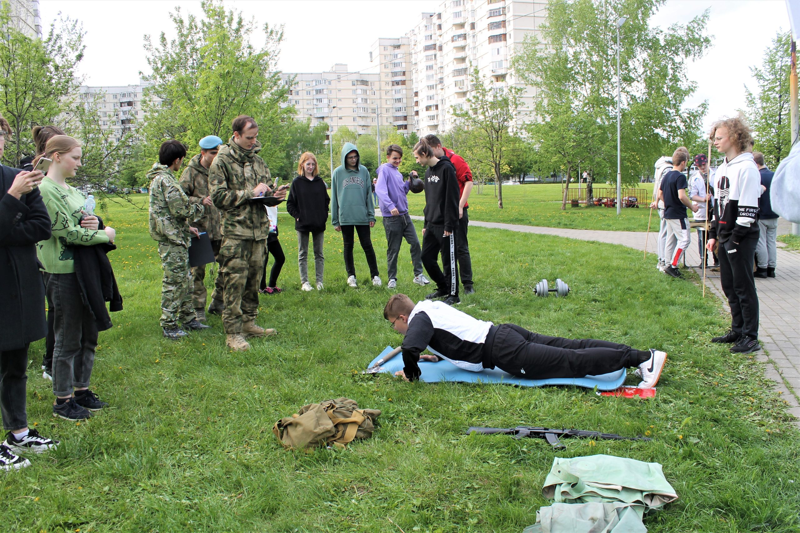 Военно-патриотическое мероприятие «Зарница» прошло в парке в пойме реки  Городни — фоторепортаж | Районная газета ЮАО 