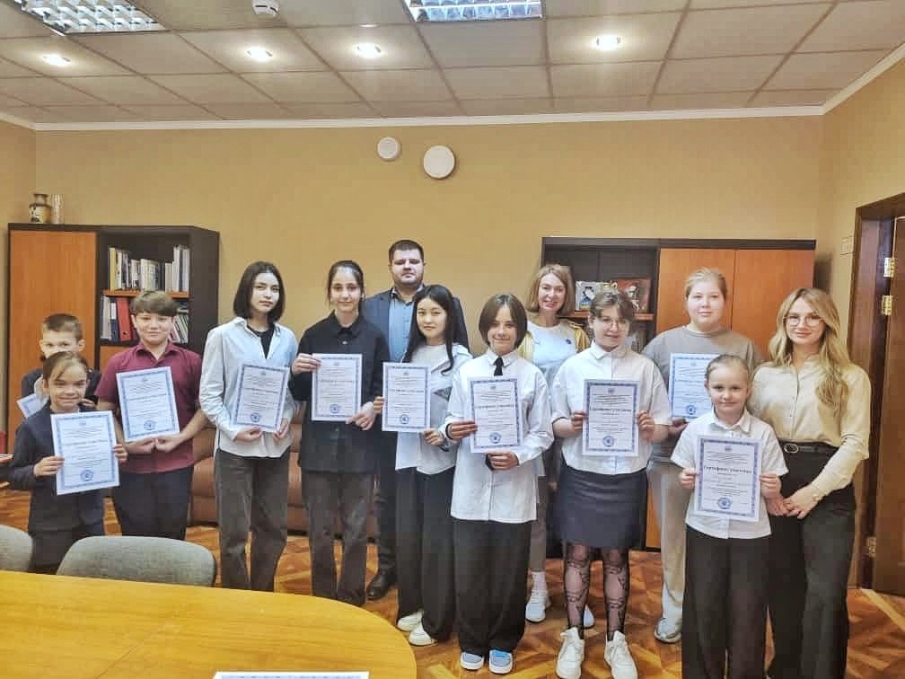 Учеников школы №867 наградили сертификатами международной конференции Collegium Linguisticum 2024. Фото: страница школы №867 в социальных сетях