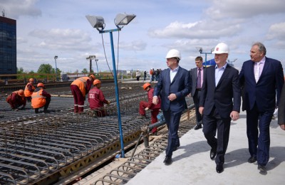 Мэр Москвы Сергей Собянин осмотрел ход строительства путепровода через железнодорожные пути Киевского направления