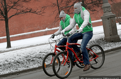 Участники первого зимнего московского велопарада