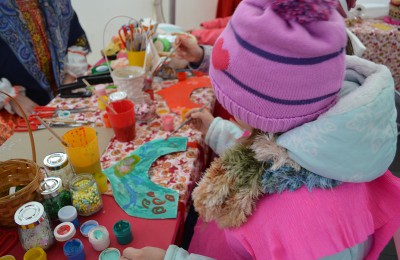 В теплой палатке был организован бесплатный мастер-класс по изготовлению старинных костюмов, девочки разрисовывали себе авторские кокошники