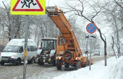 Дороги расчищают МТЗ со щетками, снегоуборочные машины и снегопогрузчики