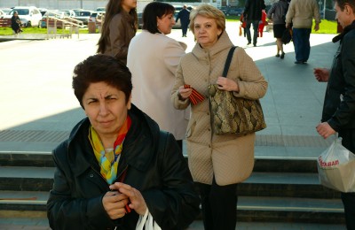 Жители района Братеево с георгиевскими ленточками