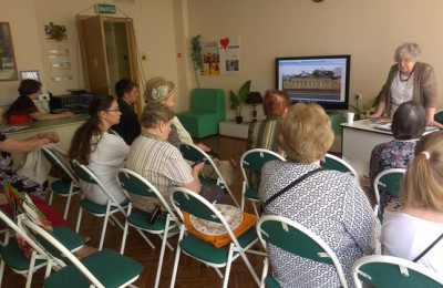 Жители района Братеево слушают лекцию о Василии Пушкине