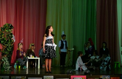 Юная жительница района Братеево читает стихи