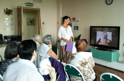 Жители района Братеево смотрят презентацию о Мережковском