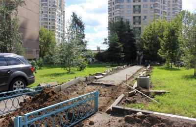 Работы по благоустройству на улице Борисовские пруды