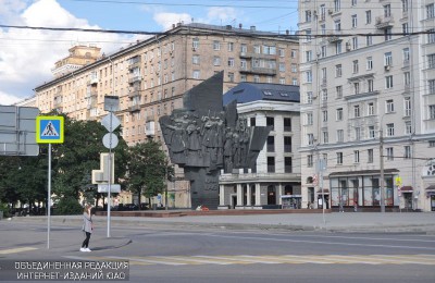 Памятник у станции метро "Автозаводская"