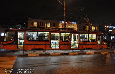 Трамвай у станции метро "Коломенское"