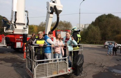 Школьники района Братеево посетили местную пожарную часть