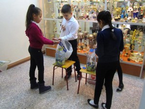 Ученики 4В провели акцию в школе по сбору батареек