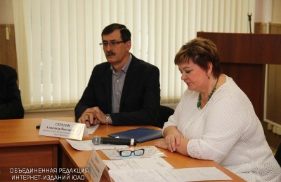 Депутат Александр Серегин во время дискуссии по теме экологии района