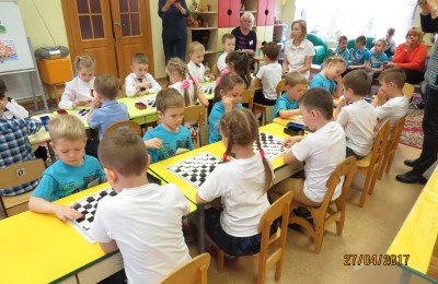 Участники чемпионата по шашкам среди дошкольников