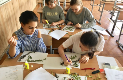 Школьники на творческом мастер-классе по ботанике
