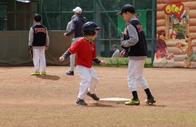 Дети играют в бейсбол в Братееве