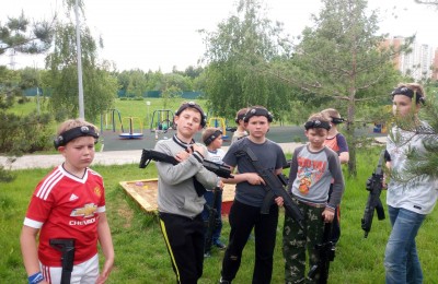 Юные спортсмены сыграли в лазер-таг в Братеевском парке