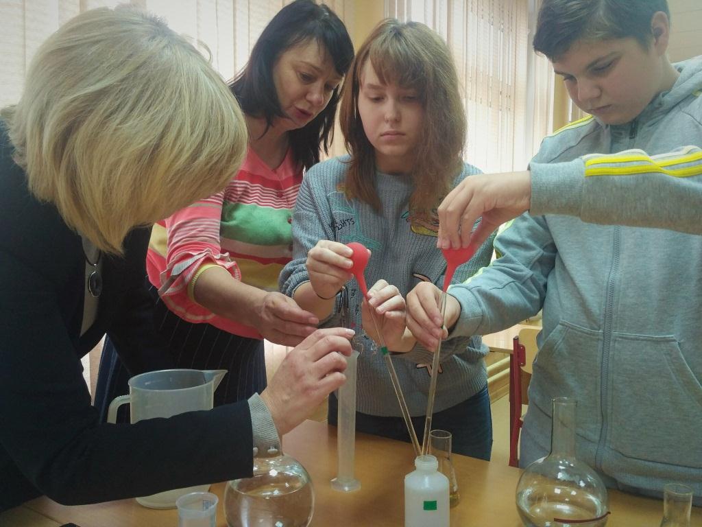 Учащиеся школы №1998 провели исследование воды в лаборатории