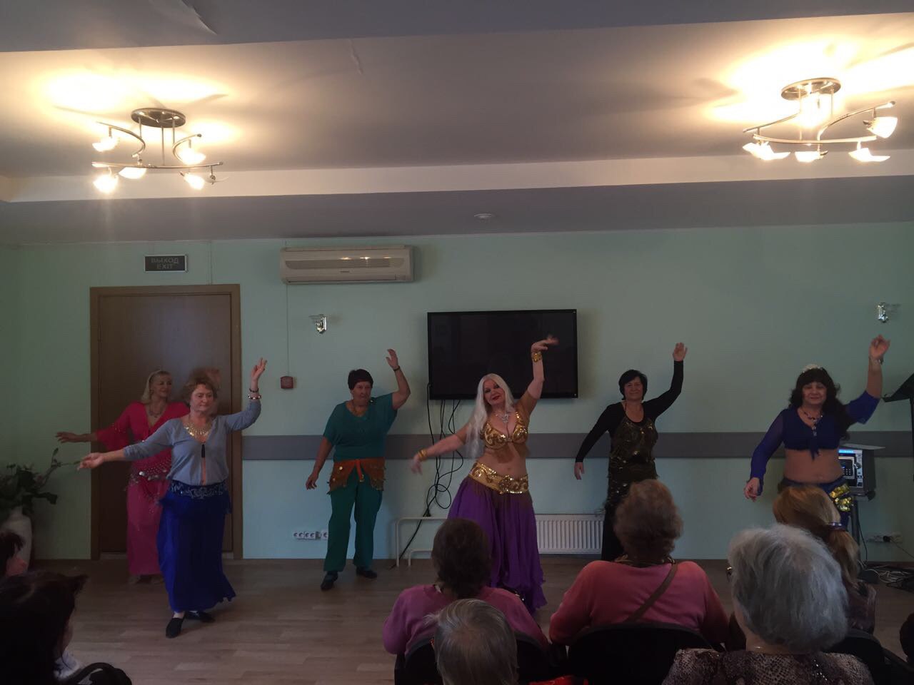 В Братееве подопечных центра социального обслуживания научили восточному танцу