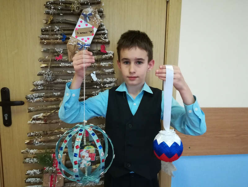 Ученик школы № 998 победил в конкурсе на лучшую новогоднюю игрушку