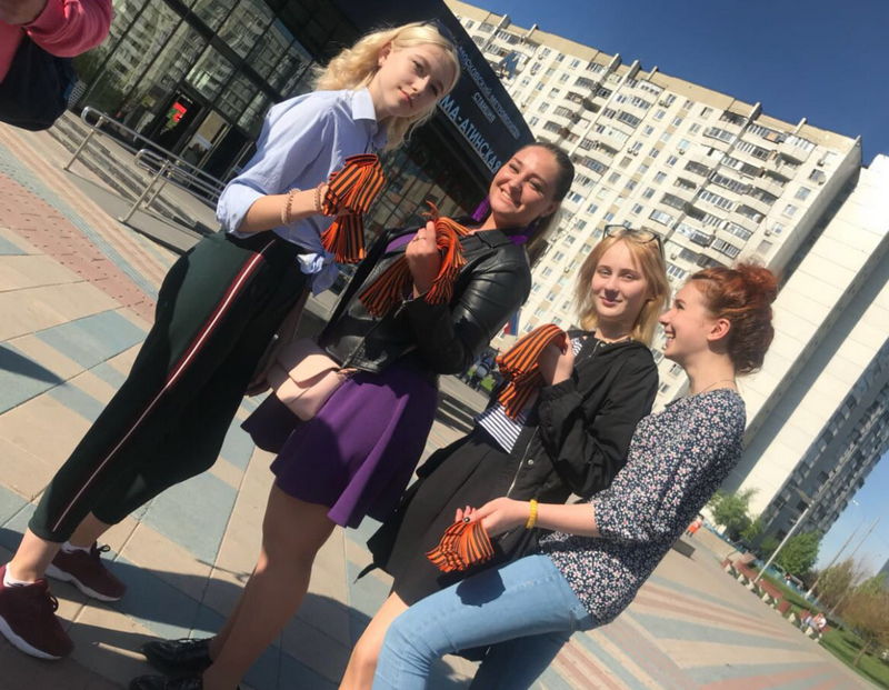 Активисты Молодежной палаты района раздали Георгиевские ленточки в Братееве