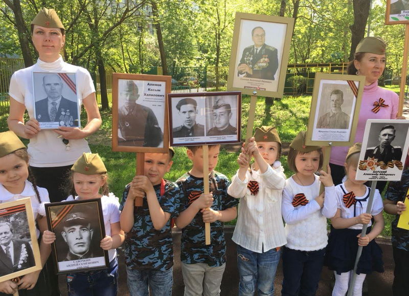 Сотни школьников района Братеево приняли участие в акции «Бессмертный полк»