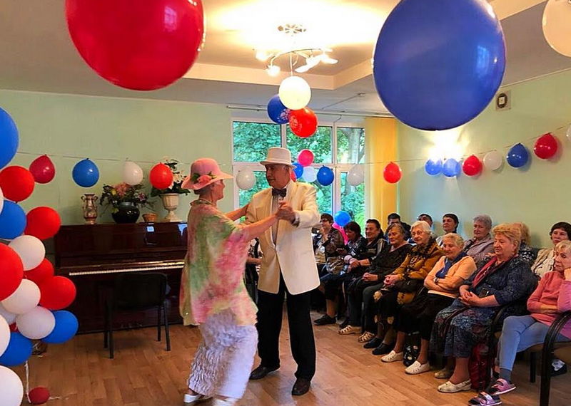 Старшее поколение братеевцев отметили День России красочным концертом