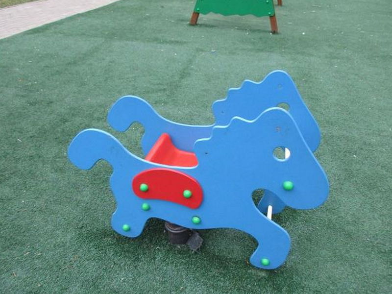 Качели на детской площадке в Братееве отремонтировали