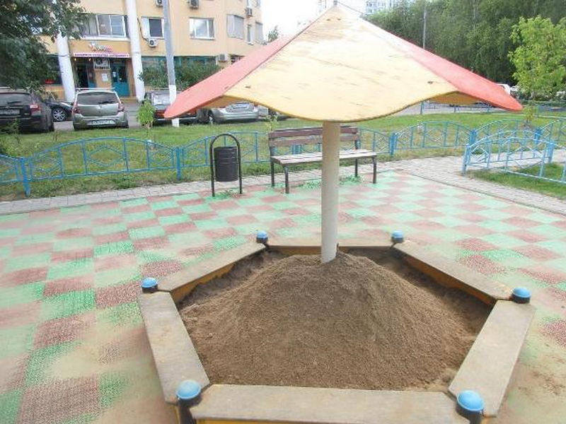 Песочницу на детской площадке в Братееве благоустроили