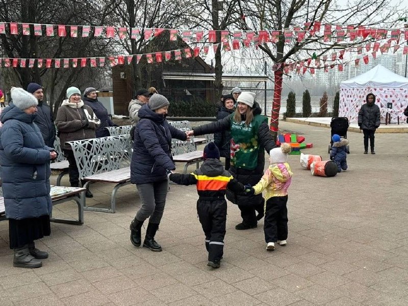 Представители ДСЦ «Мир Молодых» провели «Зимние активности» в Братееве. Фото: официальная страница ГБУ ДСЦ «Мир молодых» в социальных сетях