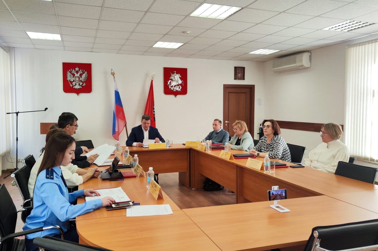 Народные избранники внесли изменения в бюджет района. Фото: страница Антона Власенко в социальных сетях
