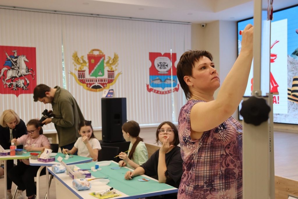 «Медаль герою»: в ДСЦ «Мир молодых» состоялся мастер-класс по росписи медалей. Фото: официальная страница ДСЦ «Мир молодых» в социальных сетях